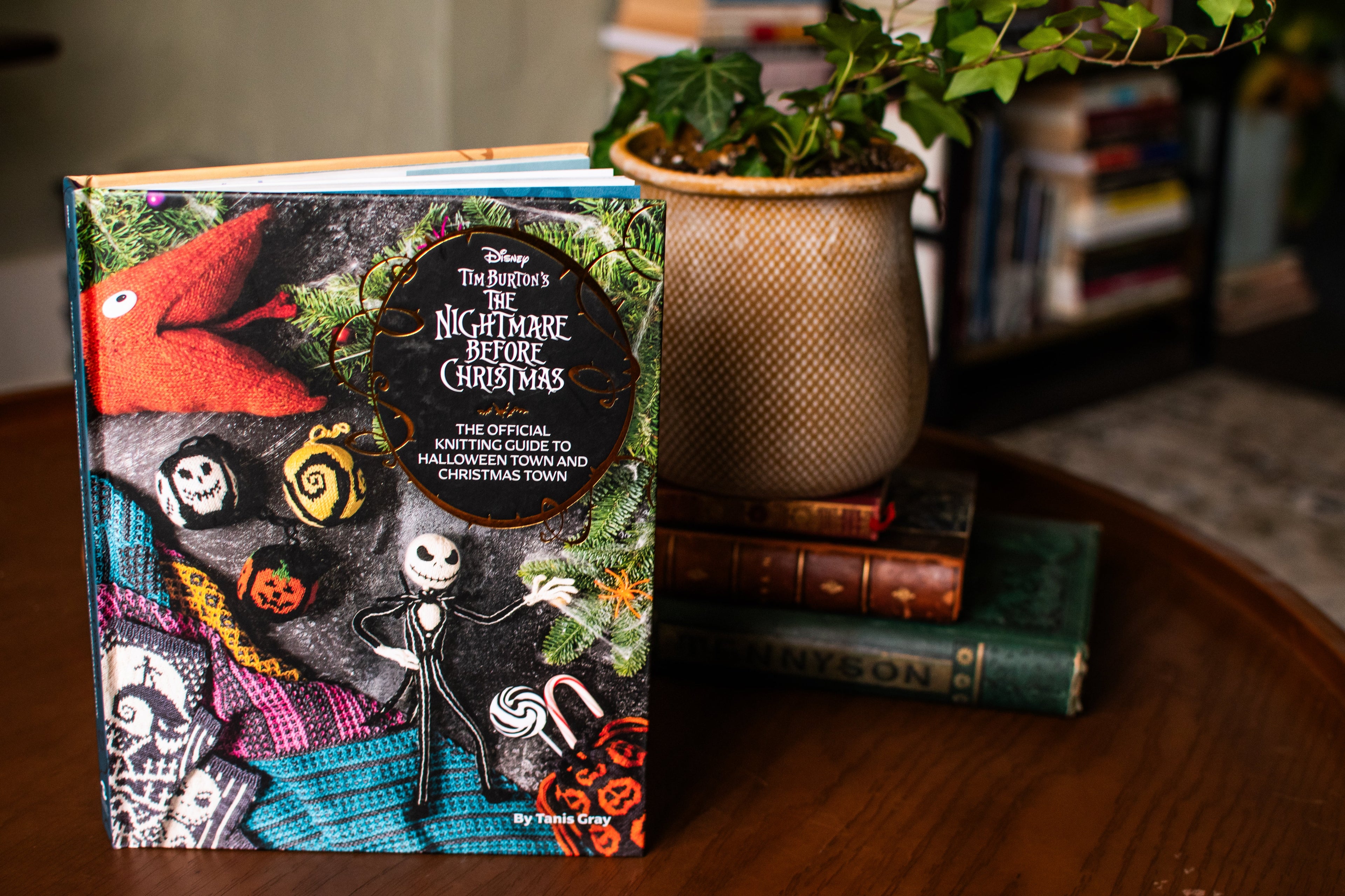 Disney Tim Burton's The Nightmare Before Christmas: The Official Knitting Guide to Halloween Town and Christmas Town